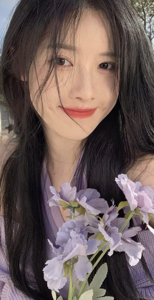 手捧鲜花